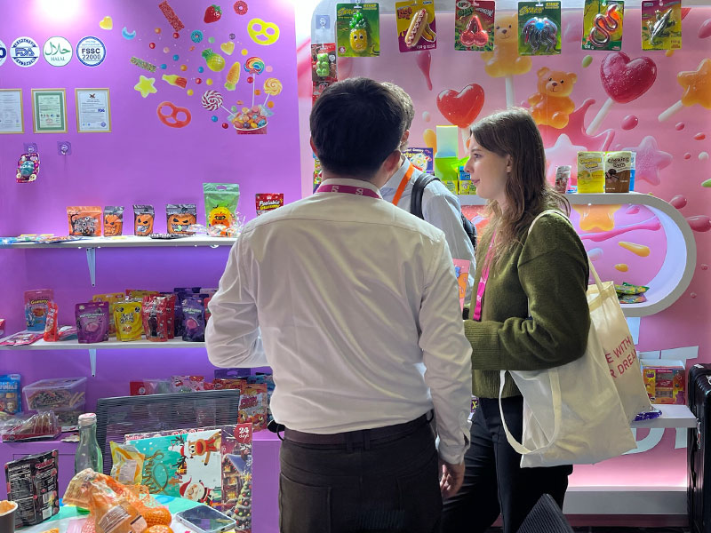 Un présentoir de confiseries attire les visiteurs au salon ISM Cologne 2026.