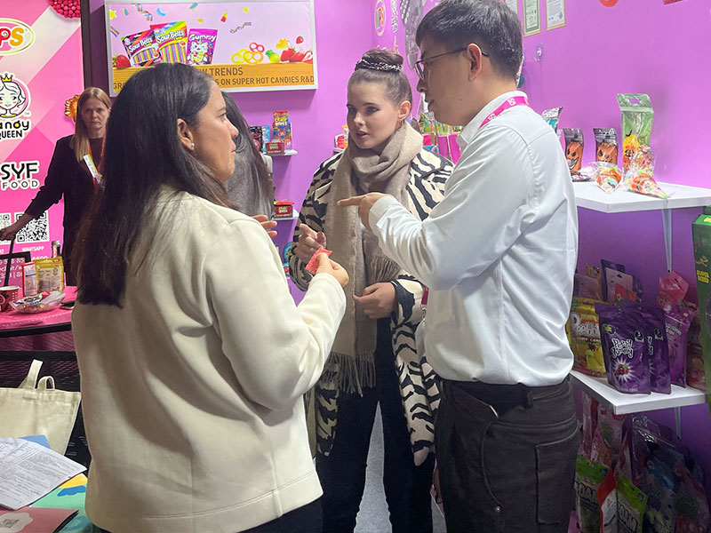 Réunions d'affaires en face à face avec des acheteurs étrangers lors du salon ISM Allemagne.