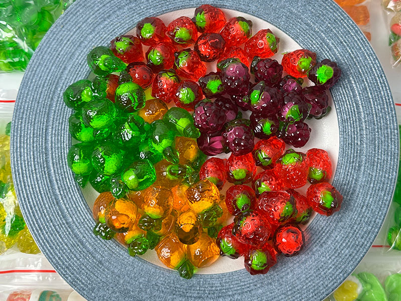 透明な瓶に入った4Dパイナップル＆グレープグミ（高級棚向け）