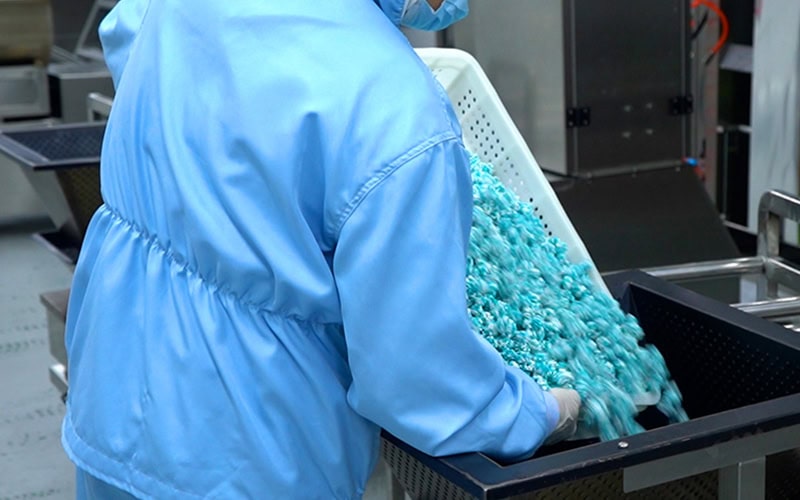 Focusing on the development of special-shaped soft candies, we can achieve special processes such as 3D three-dimensional modeling, two-color sandwiches, and exploding coatings to help brands create differentiated products.