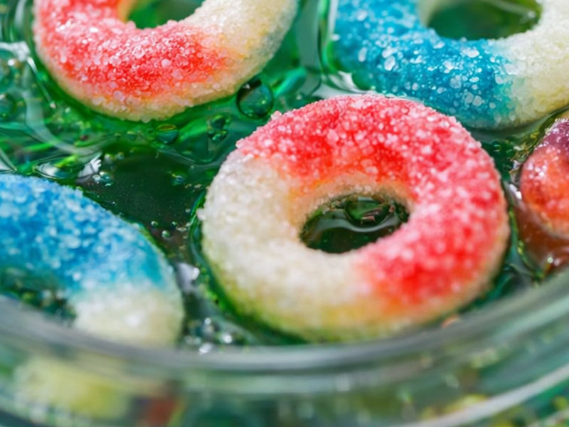 Producción de caramelos gomosos líquidos en frascos OEM con formas gomosas personalizables y formulaciones de jarabe saborizado.