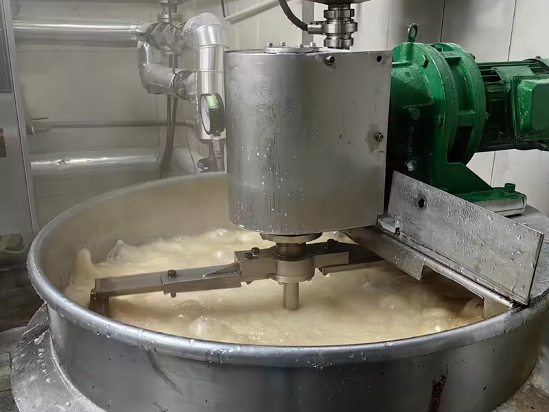 Fertige Fruchtgummis mit glänzendem Ölüberzug und bunten Fruchtformen